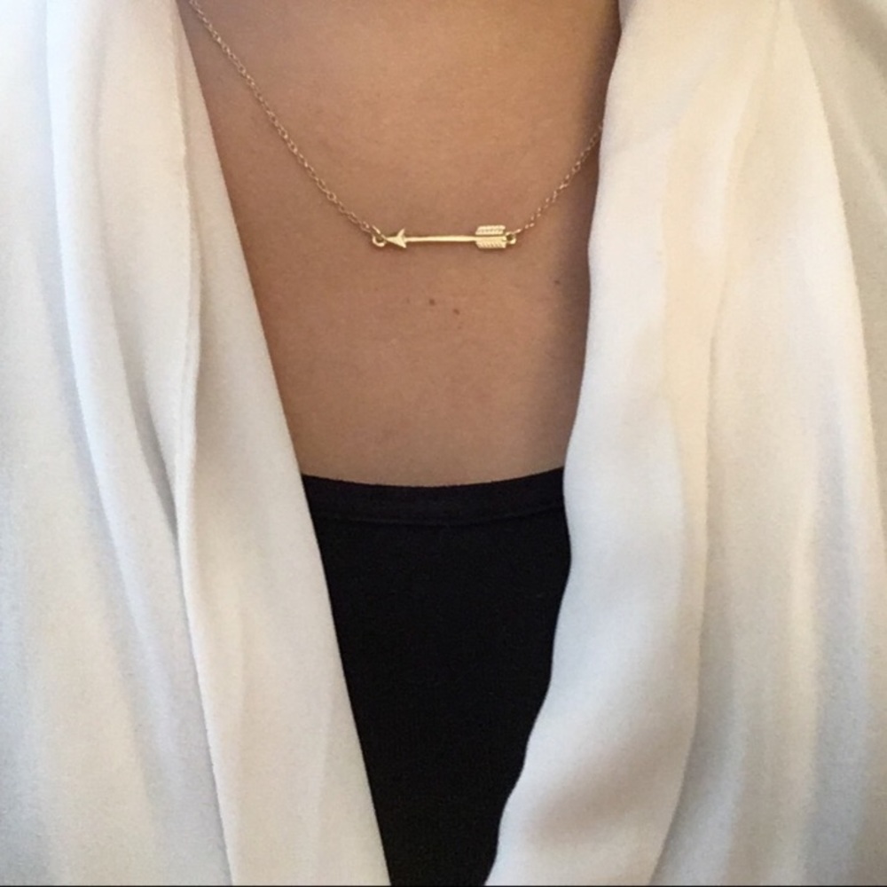 ✨ Arrow Necklace - Gold - Picture 2 of 6